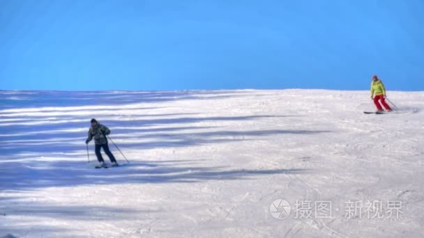 高山滑雪度假村休息的游客视频