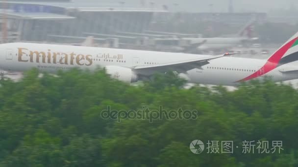 飞机接近雨普吉岛机场视频