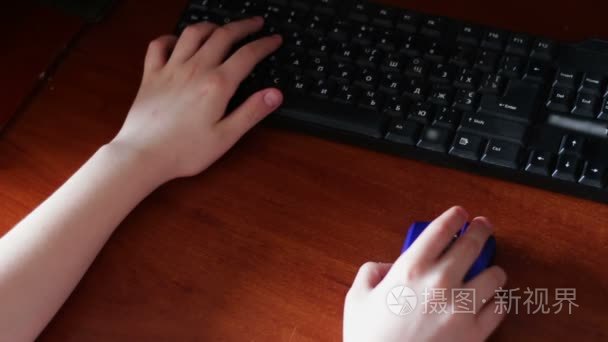 无线鼠标和键盘使用的少年视频