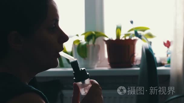 这个女孩吸入通过雾化器哮喘药