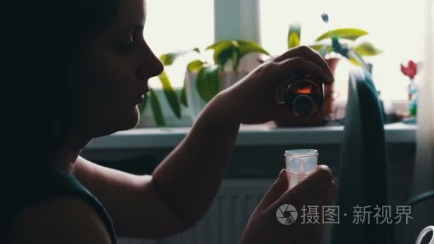 女人为哮喘和肺部疾病在家里使用雾化器