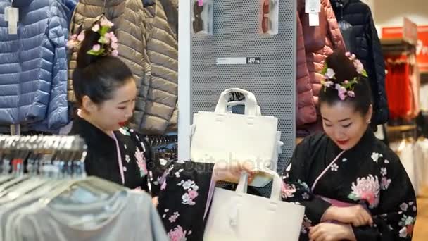 俄罗斯莫斯科 17 年3 月24 日 组的艺妓在优衣库服装 商店购物 性能是有时间限制在里维埃拉购物女人的新的优衣库店开mp4格式视频下载 正版视频编号013o3l 摄图新视界视频库 俄罗斯莫斯科 17 年3 月24 日 组的艺妓在优衣库服装 商店购物 性能是有时间限制在里维埃拉购物女人的新的优衣库店开mp4格式视频下载 正版视频编号013o3l 摄图新视界视频库