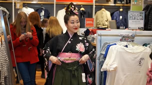 俄罗斯莫斯科 17 年3 月24 日 组的艺妓在优衣库服装 商店购物 性能是有时间限制在里维埃拉购物女人的新的优衣库店开mp4格式视频下载 正版视频编号013o3l 摄图新视界视频库 俄罗斯莫斯科 17 年3 月24 日 组的艺妓在优衣库服装 商店购物 性能是有时间限制在里维埃拉购物女人的新的优衣库店开mp4格式视频下载 正版视频编号013o3l 摄图新视界视频库