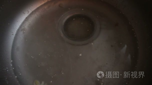 厨房的下水道堵塞了食物颗粒视频