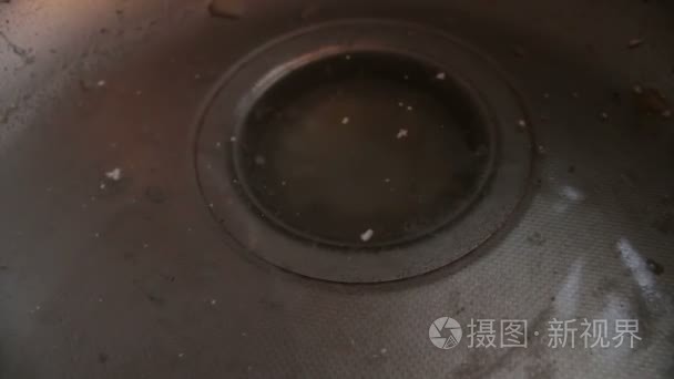 厨房的下水道堵塞了食物颗粒视频