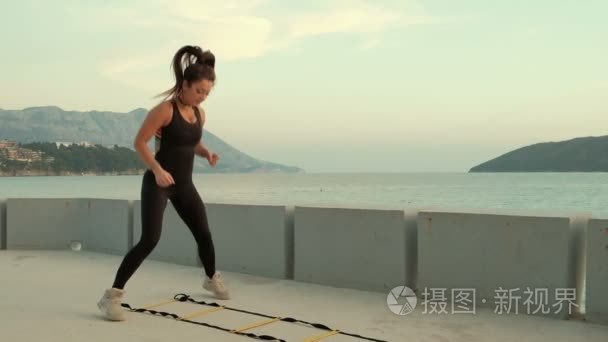 女运动员跳上带特殊模板上海岸