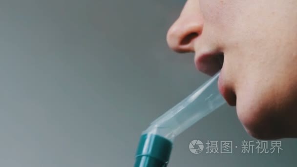 女人为哮喘和肺部疾病在家里使用雾化器