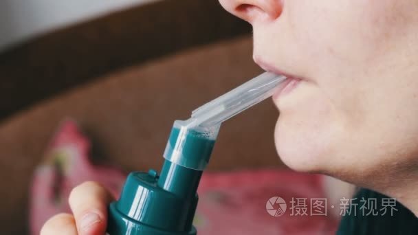 那个女孩与哮喘的疾病，在家里使用雾化器