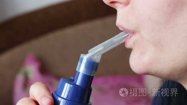 那个女孩与哮喘的疾病，在家里使用雾化器