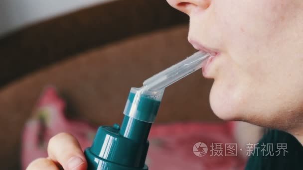 那个女孩与哮喘的疾病，在家里使用雾化器