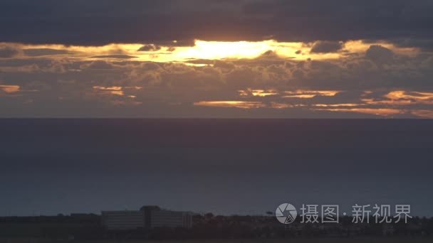 风平浪静的大海上落日视频