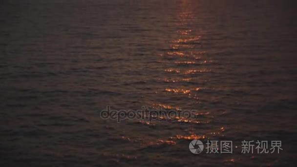 风平浪静的大海上落日视频