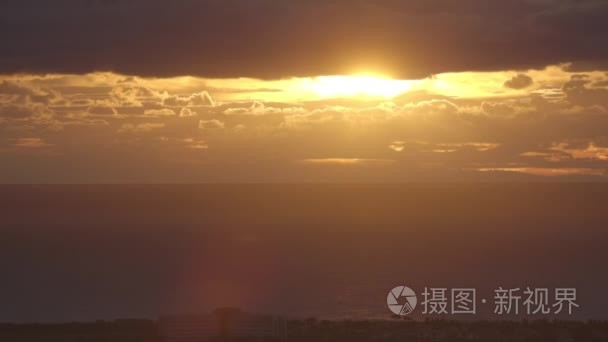 风平浪静的大海上落日视频