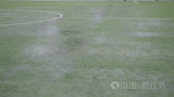 雨点落到足球场视频