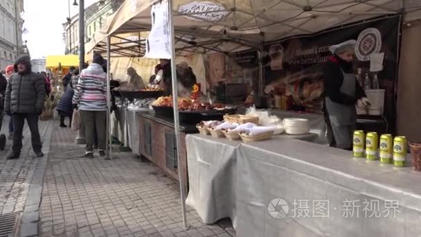 土豆肉香肠和烤在巨大的锅和人民买其他饭食mp4格式视频下载 正版视频编号012hrx 摄图新视界视频库 土豆肉香肠和烤在巨大的锅和人民买其他饭食mp4格式视频下载 正版视频编号012hrx 摄图新视界视频库