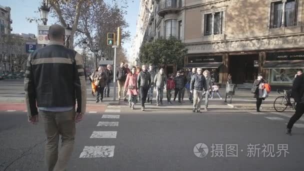 巴塞罗那大街上的人视频