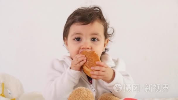 可爱的宝宝吃面包视频