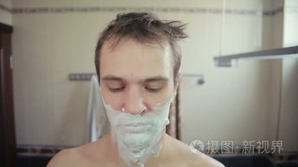 用在浴室里剃刀剃胡须的家伙视频