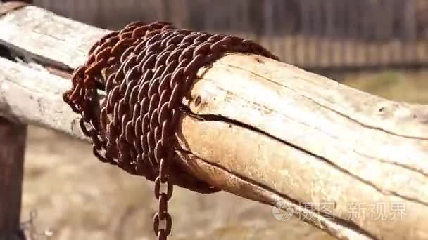 老生锈的铁链的村庄井.链缠绕短视频