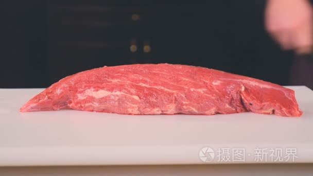 厨师切牛肉里脊视频