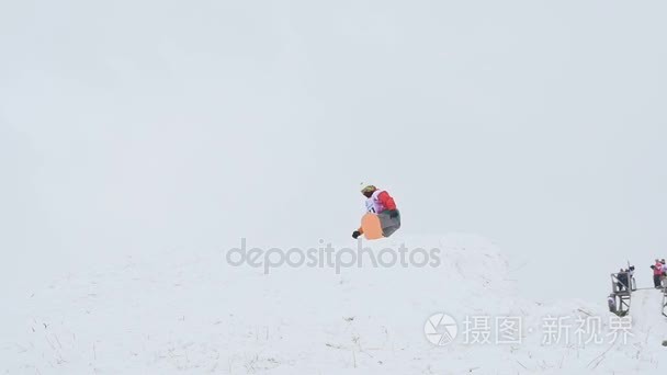 滑雪板跳慢动作视频