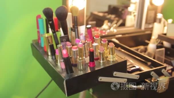 化妆刷和化妆品在桌子上视频