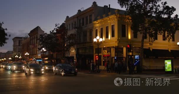 建立在圣迭戈的典型街区商业拍摄的夜晚