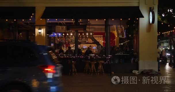 夜间建立拍摄的典型餐馆或酒吧在圣迭戈