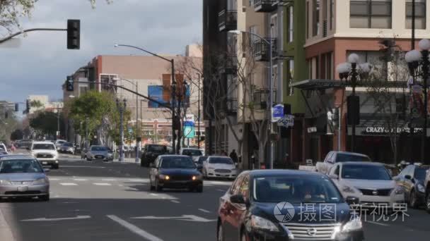 一天在圣地亚哥街区建立拍摄的交通