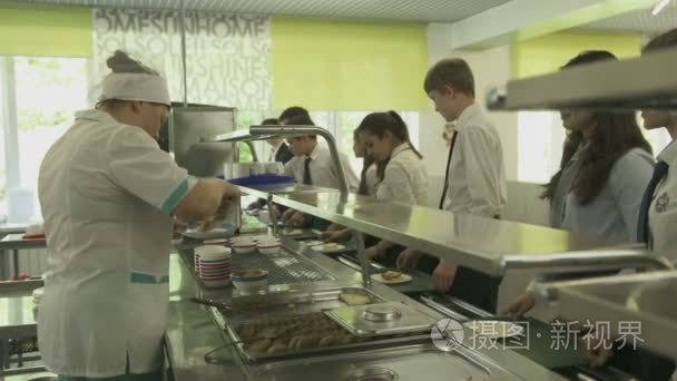 酒吧女招待给学生在食堂的食物