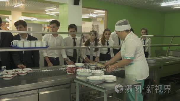 酒吧女招待给学生在食堂的食物