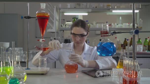 专业科学家浇注到玻璃灯泡的液体