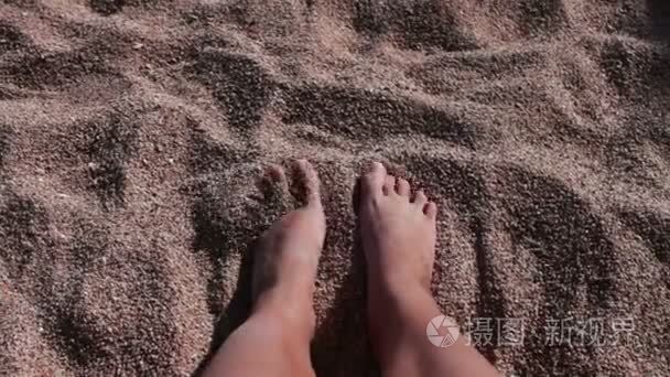 双腿躺在海滩上的躺椅上视频
