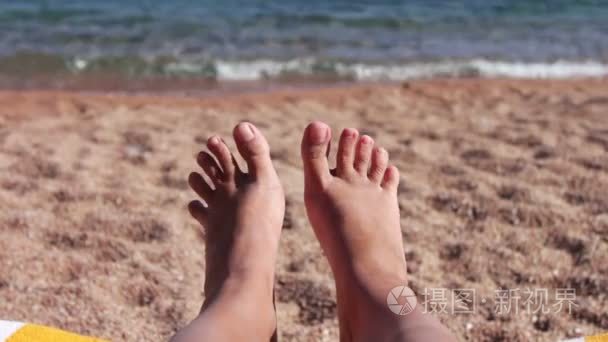 双腿躺在海滩上的躺椅上视频