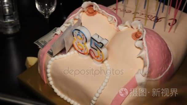 在女性的乳房外形的生日蛋糕视频