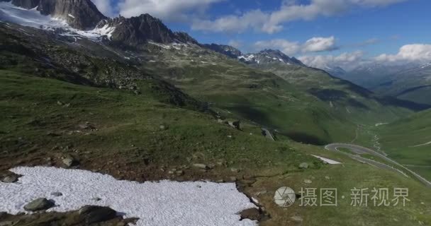 从上面的湖泊和山峰的鸟瞰图视频