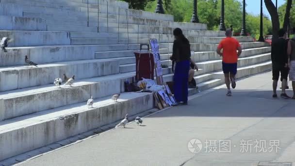 在白色盘子里的比利时华夫饼上浇蜂蜜。 传统早餐提供带枫糖浆的甜烤华夫饼