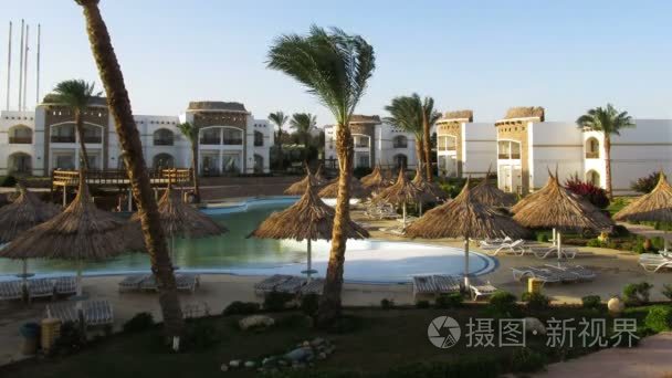 阳光酒店度假村拥有蓝色泳池 棕榈树和日光浴浴床在埃及。时间流逝视频