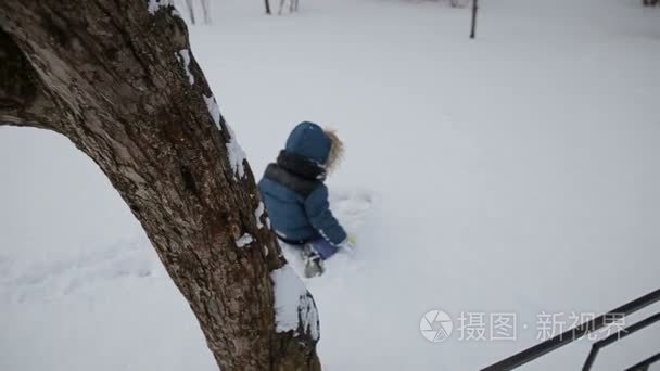 小男孩跑过雪慢动作视频