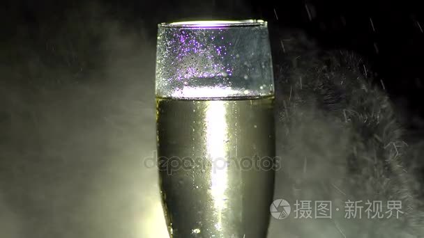 落下的水的香槟杯滴眼液视频