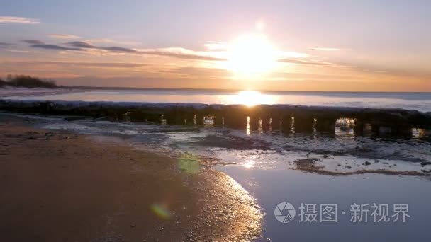 在冬天结冰的海滩与冷波罗的海视频