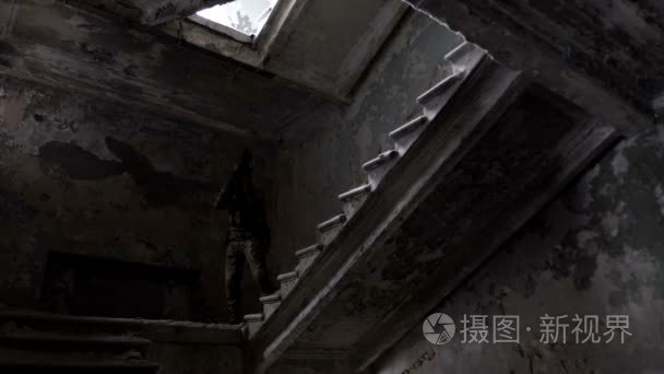 军人用保卫建设和爬上楼梯视频
