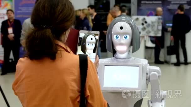 游客与机器人沟通