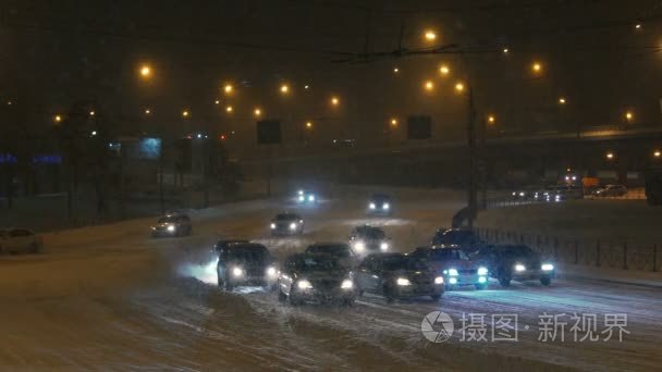 城市道路与繁忙的交通状况在晚上冬天