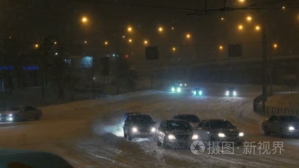 汽车交通是困难的因为恶劣的天气和暴风雪