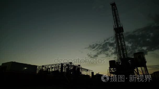 间隔拍摄日出时钻钻机石油工业视频