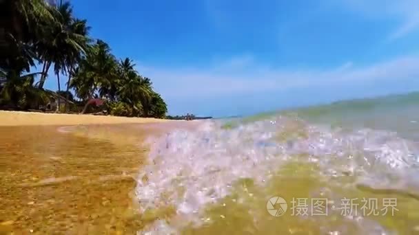 沙质海滩和海波浪视频