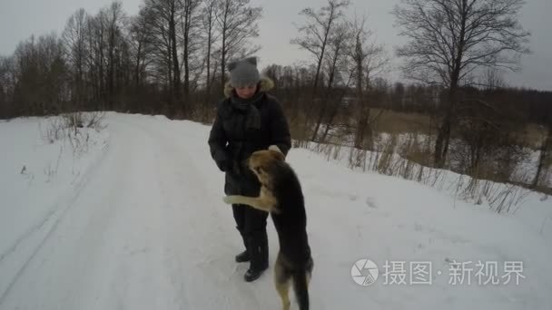 羊狗玩跳上女人视频