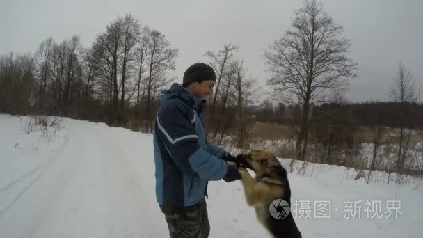 羊狗玩跳舞的所有者视频