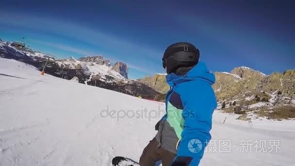 在冬季在阿尔卑斯山滑雪。一个人滚动在滑雪板上的山庄雪覆盖的小径上。极限滑雪和积极的生活方式，向血液中添加肾上腺素